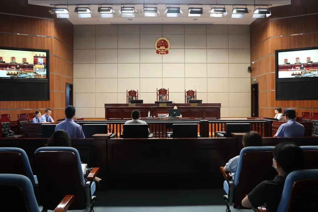 偽造環(huán)境報(bào)告批復(fù)，獲有期徒刑六個(gè)月十五日